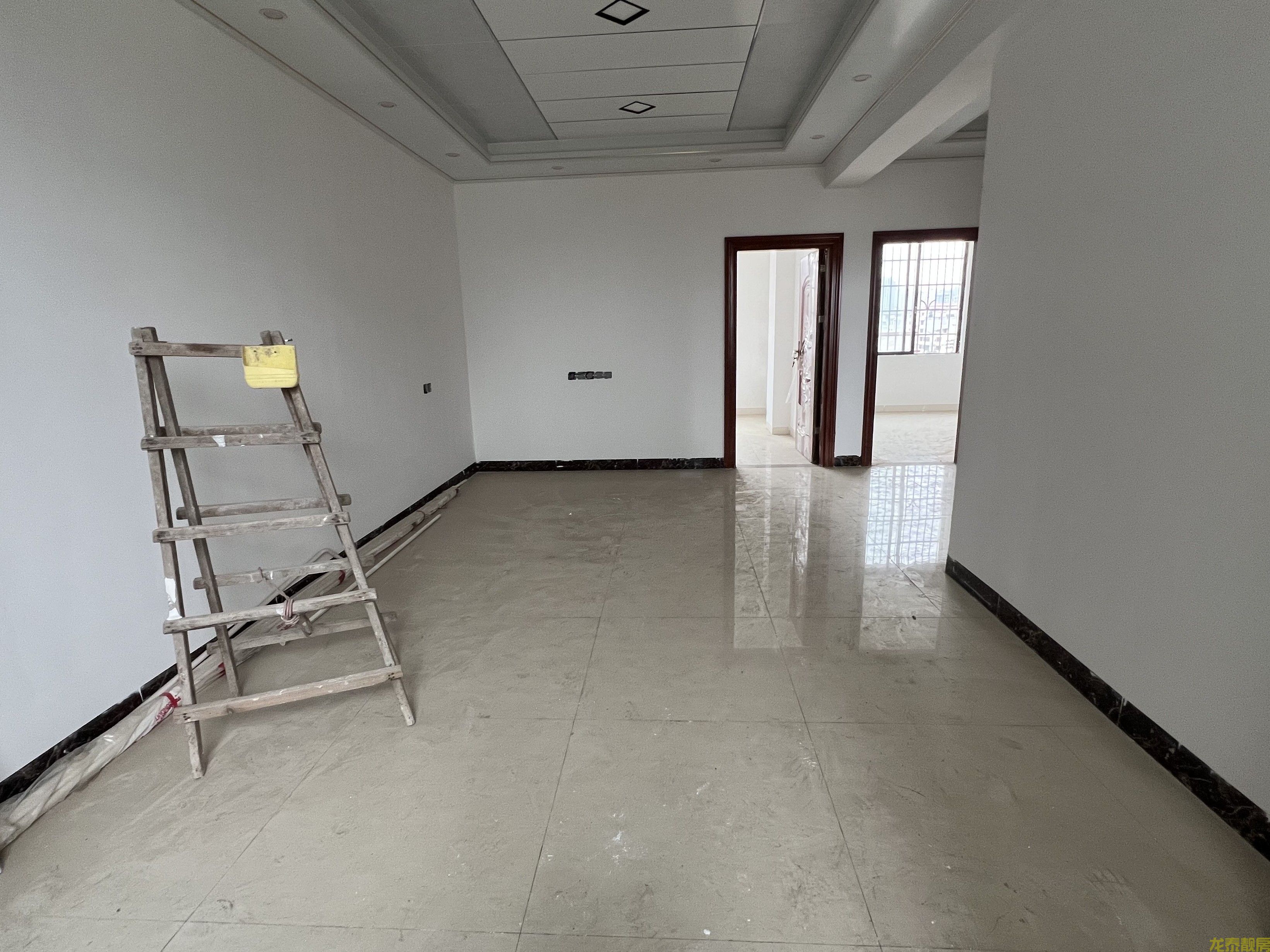 封川车站旁.步梯6楼4房，全新精装，即买即入住